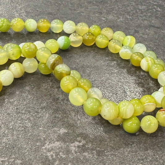 Achát žlutý/zelený pruhovaný 8mm (45ks) - sicipotreby