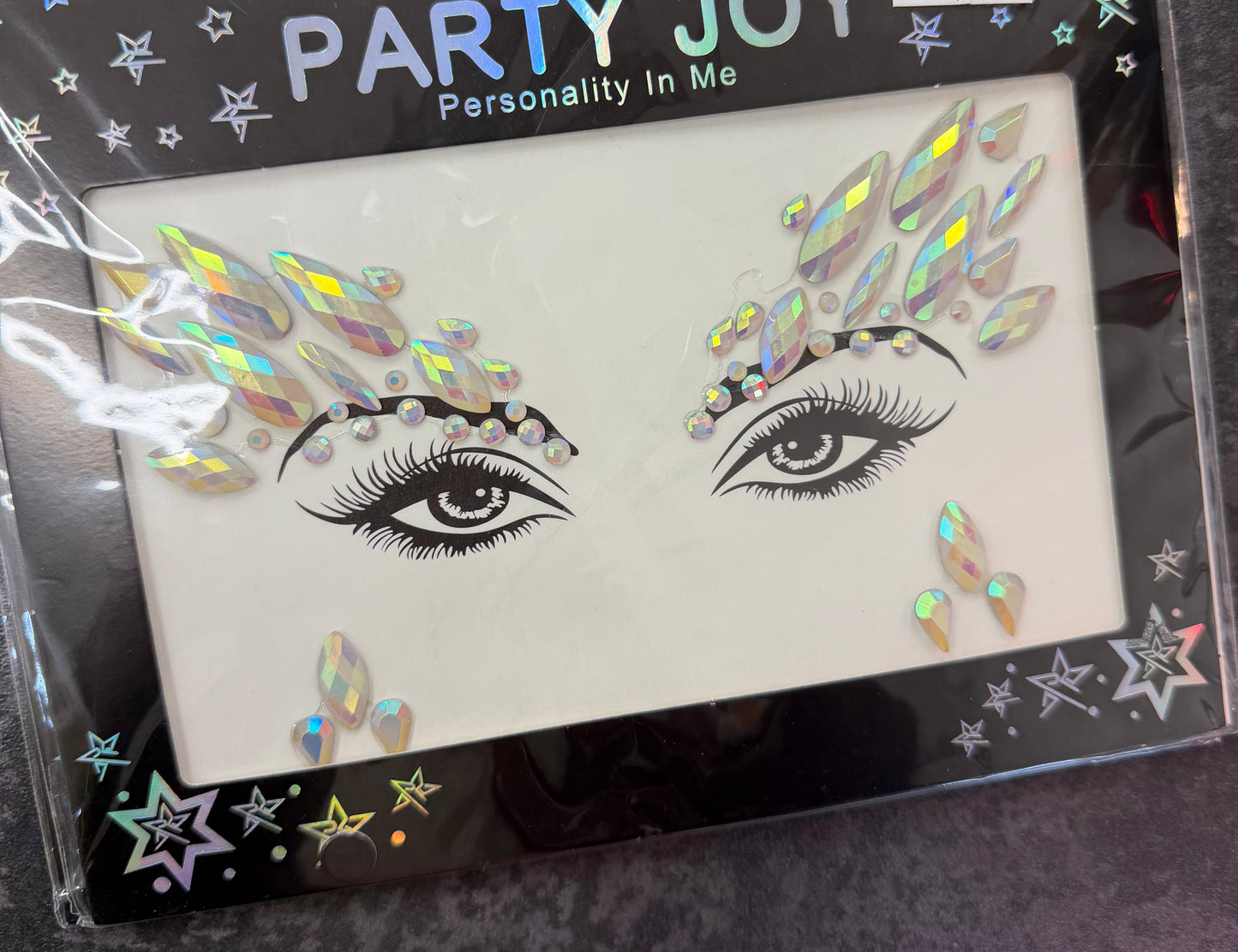 Leuchtende Strasssteine ​​im Gesicht