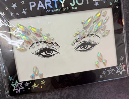 Leuchtende Strasssteine ​​im Gesicht